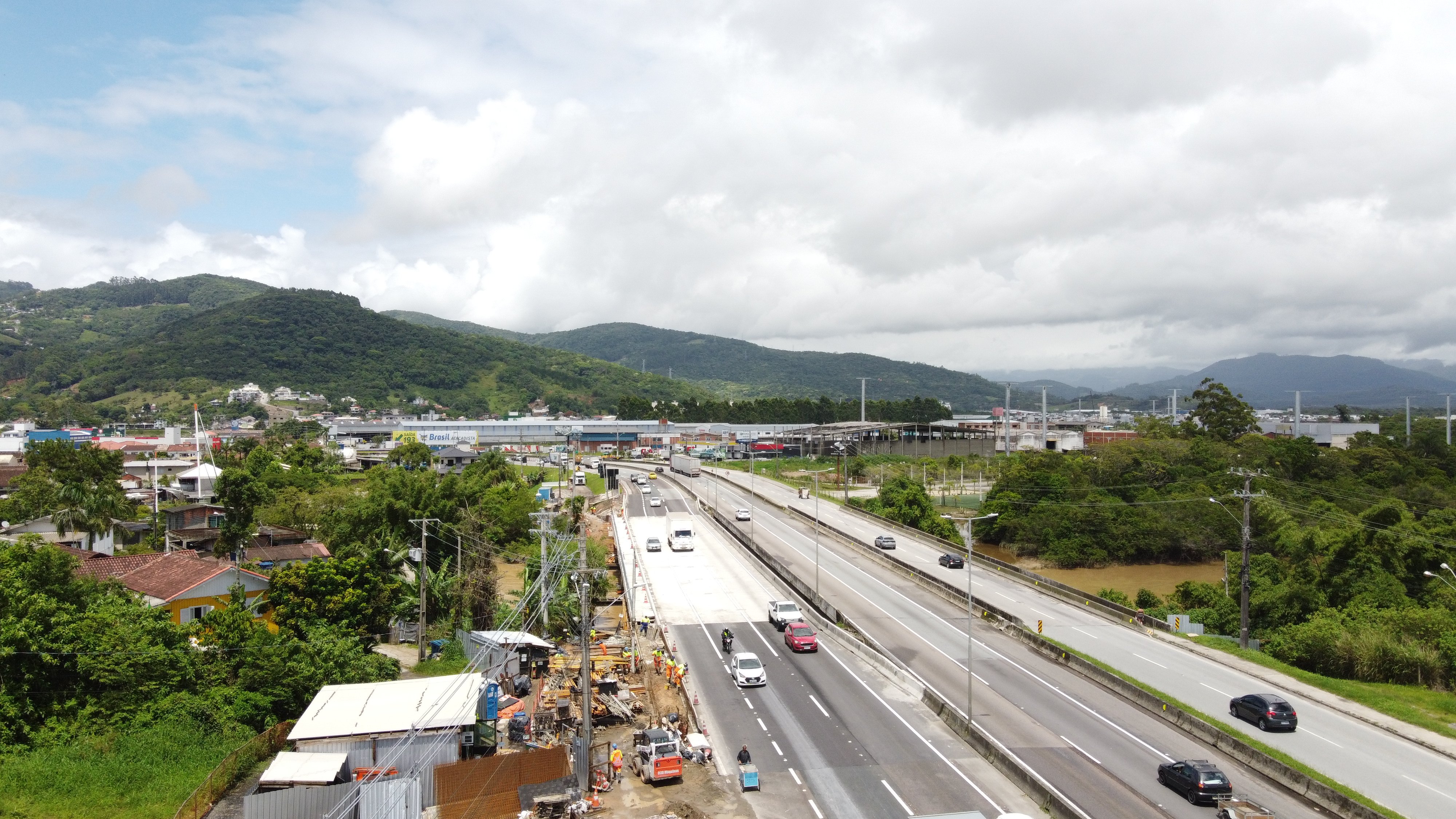 Com investimento de R$ 10 milhões, estrutura foi reformada, viabilizando a operação de terceira faixa local na travessia sobre o Rio