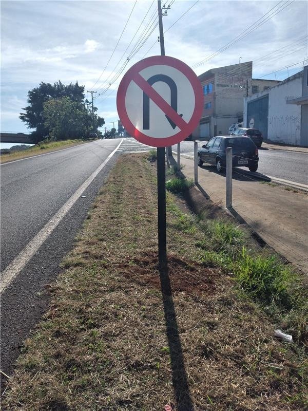Placa em alça de acesso
