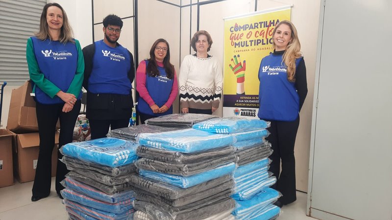 Integrantes do Comitê de Voluntariado da Arteris Intervias, durante entrega de cobertores ao Fundo Social de Solidariedade de Araras
